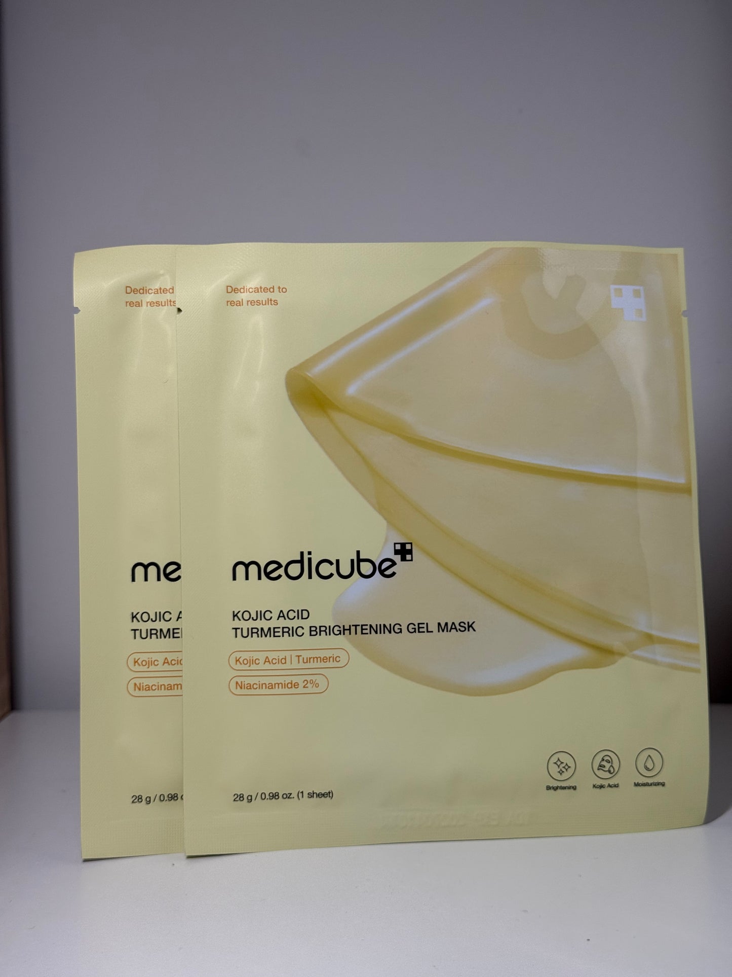 MIRDZUMU PIEŠĶIROŠA HIDROGĒLA MASKA AR KURKUMU MEDICUBE KOJIC ACID TURMERIC BRIGHTENING GEL MASK